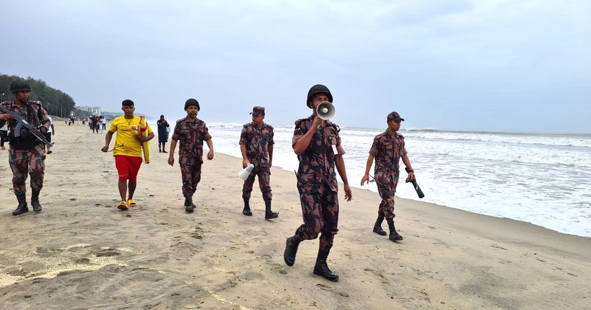 কক্সবাজার সৈকতে উৎসুক পর্যটক সরাতে বিজিবি মোতায়েন