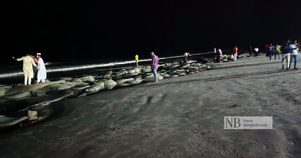 ‘ঝড় দেখতে’ রাতেও কুয়াকাটায় পর্যটকদের ভিড়