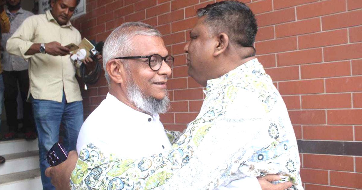 বড়-ভাই-বলে-আরিফকে-জড়িয়ে-ধরলেন-আনোয়ারুজ্জামান