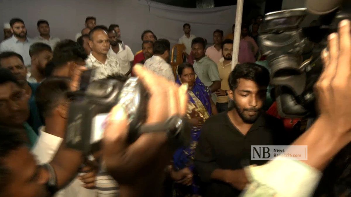 আ.লীগ-ছাত্রলীগ হাতাহাতি, ছবি তোলায় ৩০ সাংবাদিক অবরুদ্ধ