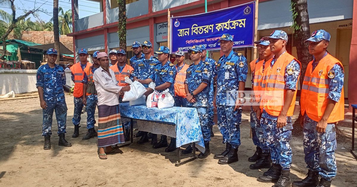 ত্রাণসামগ্রী নিয়ে ‘মোখা’য় ক্ষতিগ্রস্তদের পাশে কোস্টগার্ড