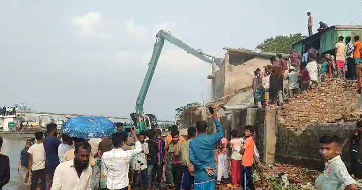 ধলেশ্বরীর তীরে অবৈধ স্থাপনা উচ্ছেদে বিআইডব্লিউটিএর অভিযান