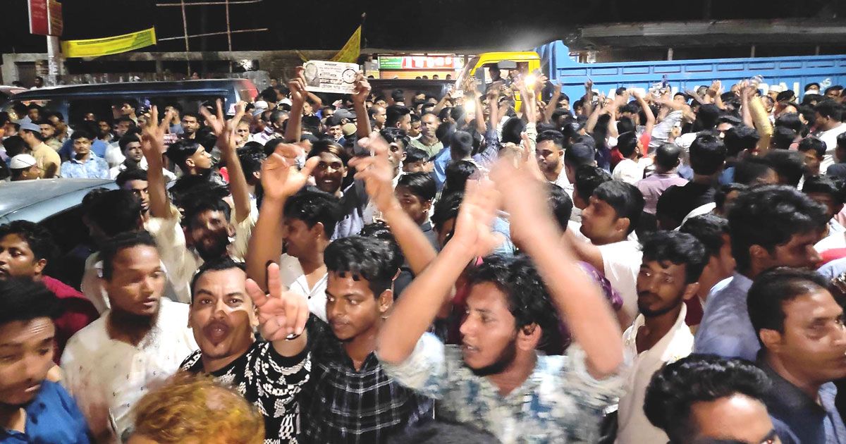 রিটার্নিং কর্মকর্তার কার্যালয়ের বাইরে জায়েদার সমর্থকদের উল্লাস