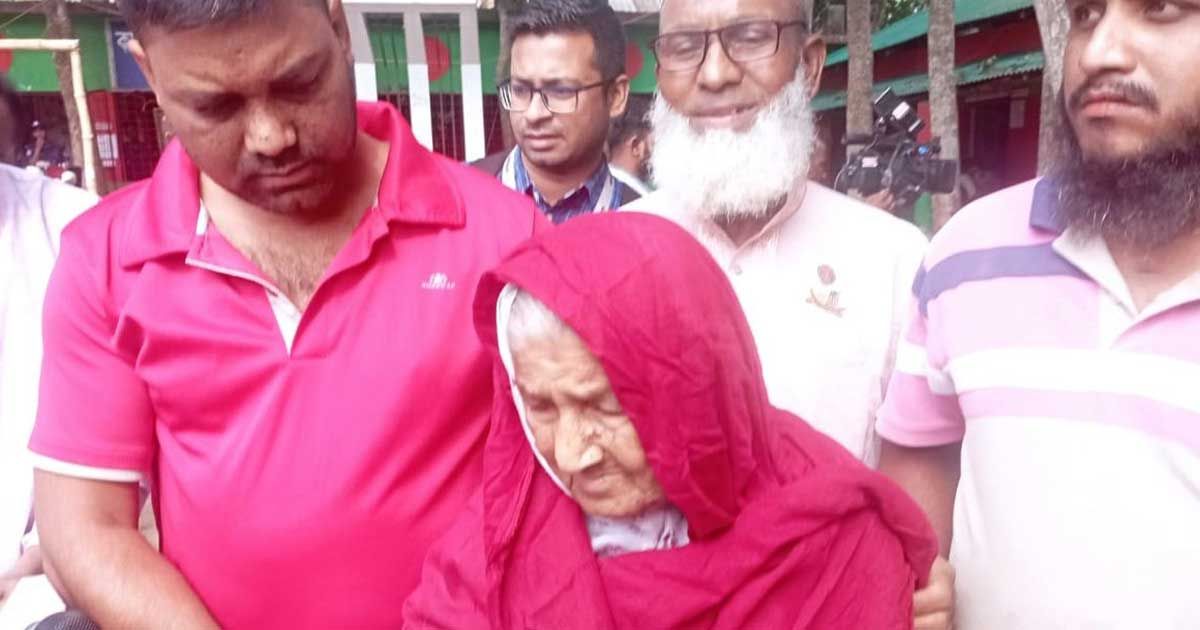 ইভিএমে ভোট দিয়ে খুশি শতবর্ষী সখিনা