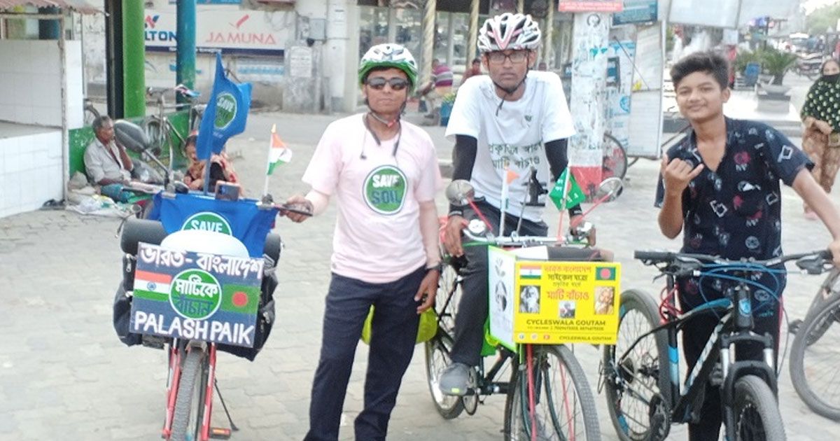 মাটি রক্ষার বার্তা নিয়ে সাইকেলে চড়ে বগুড়ায় ভারতীয় ২ যুবক