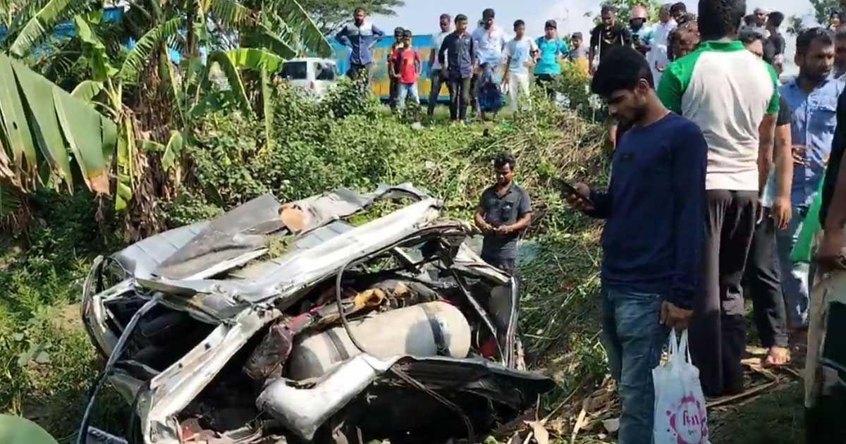 Two-people-were-killed-when-a-truck-hit-a-microbus