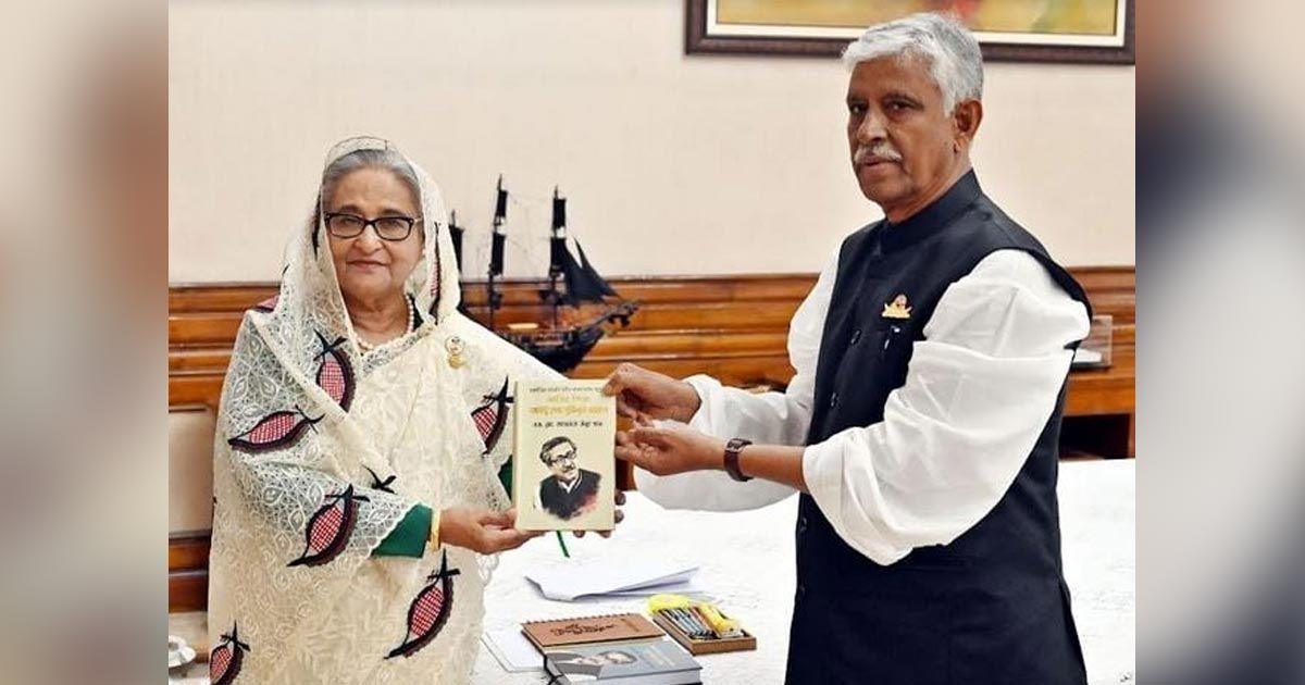 Azmat-Ulla-met-the-Prime-Minister-and-gifted-books