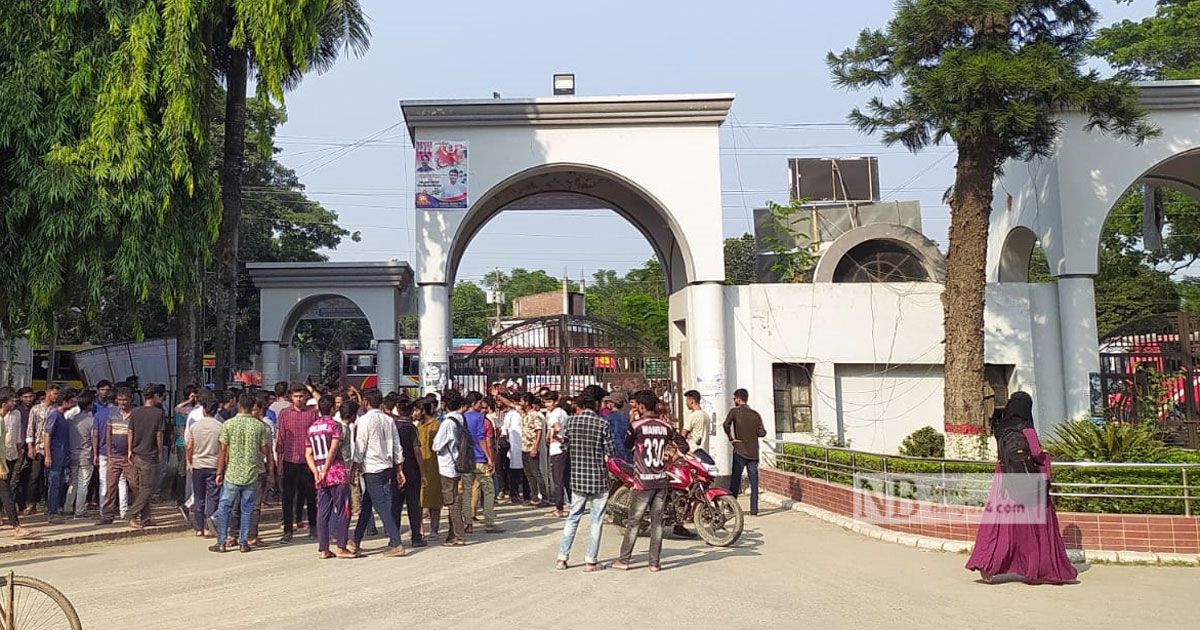 Chhatra-League-lock-the-main-gate-of-EB-on-unknown-demand