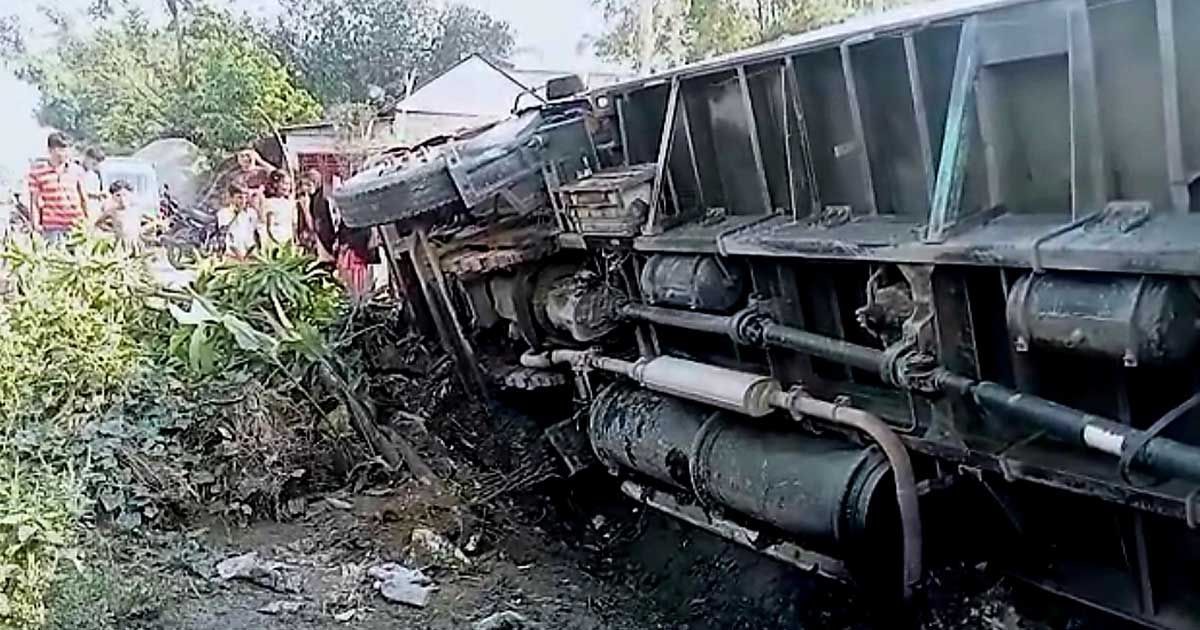 বসতঘরে-উঠল-কাভার্ড-ভ্যান-প্রাণ-গেল-ঘুমন্ত-মা-মেয়ের