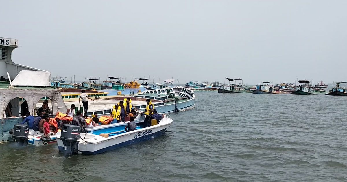 চাঁদপুরে জব্দ বালুবাহী ৫০ বাল্কহেড, শতাধিক শ্রমিক আটক