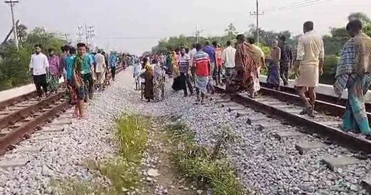 Father-and-son-were-killed-by-a-train-and-mother-and-daughter-were-killed-by-a-truck-in-Comilla