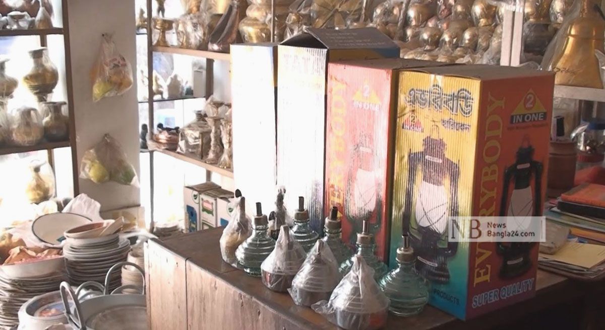 লোডশেডিংয়ে হাতে হারিকেন