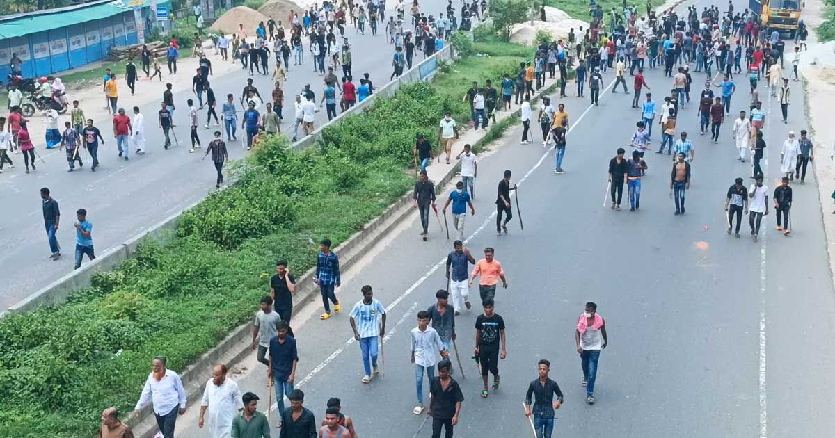 Dhaka-Chittagong-highway-closed-due-to-clash-between-two-sides-of-Awami-League-in-Comilla