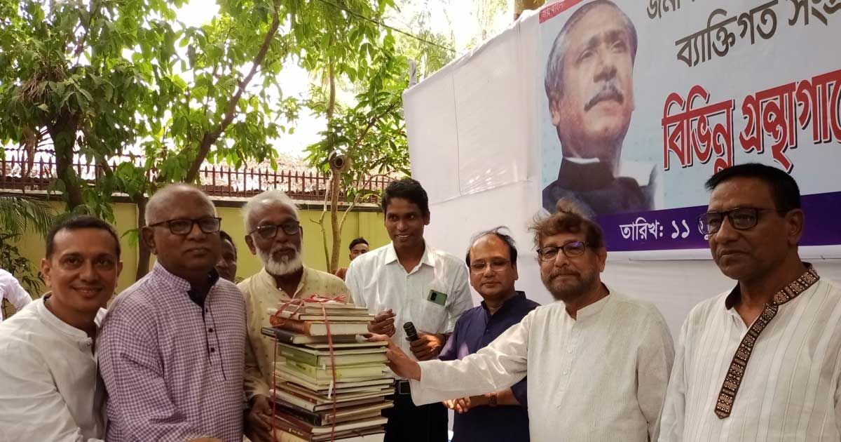 ছয় গ্রন্থাগারে ১৪০০ বই দিলেন আসাদুজ্জামান নূর