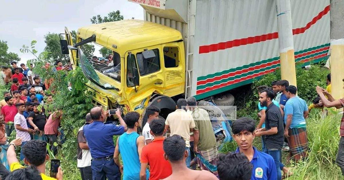কুমিল্লায়-পিকআপ-কাভার্ডভ্যান-সংঘর্ষ-তিন-স্কুলছাত্রসহ-নিহত-৪