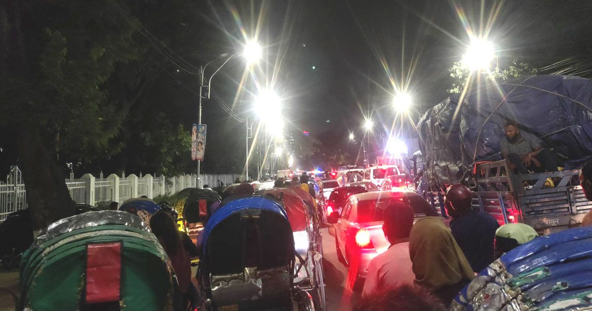 ঢাবি শিক্ষার্থীকে মারধরের প্রতিবাদে সড়ক অবরোধ, আল্টিমেটাম