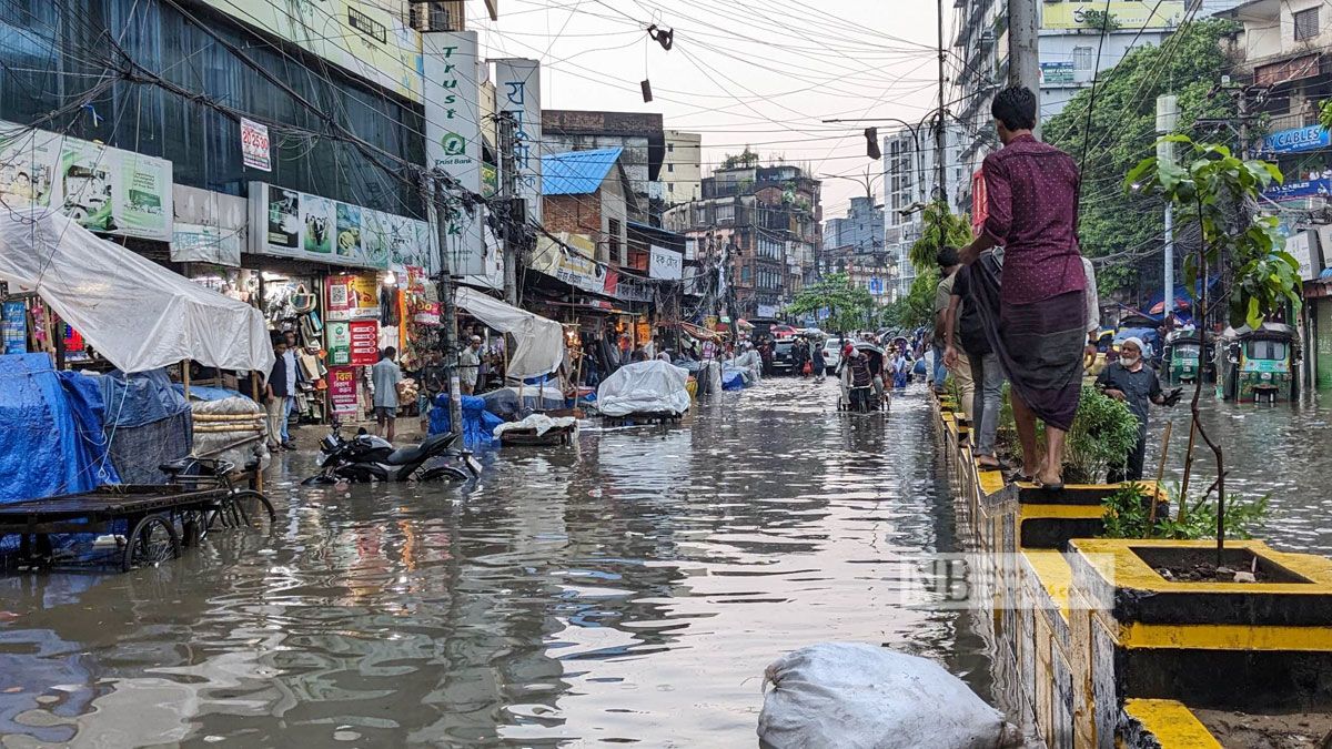এক ঘণ্টার বৃষ্টিতে তলিয়ে গেল চট্টগ্রাম নগরী