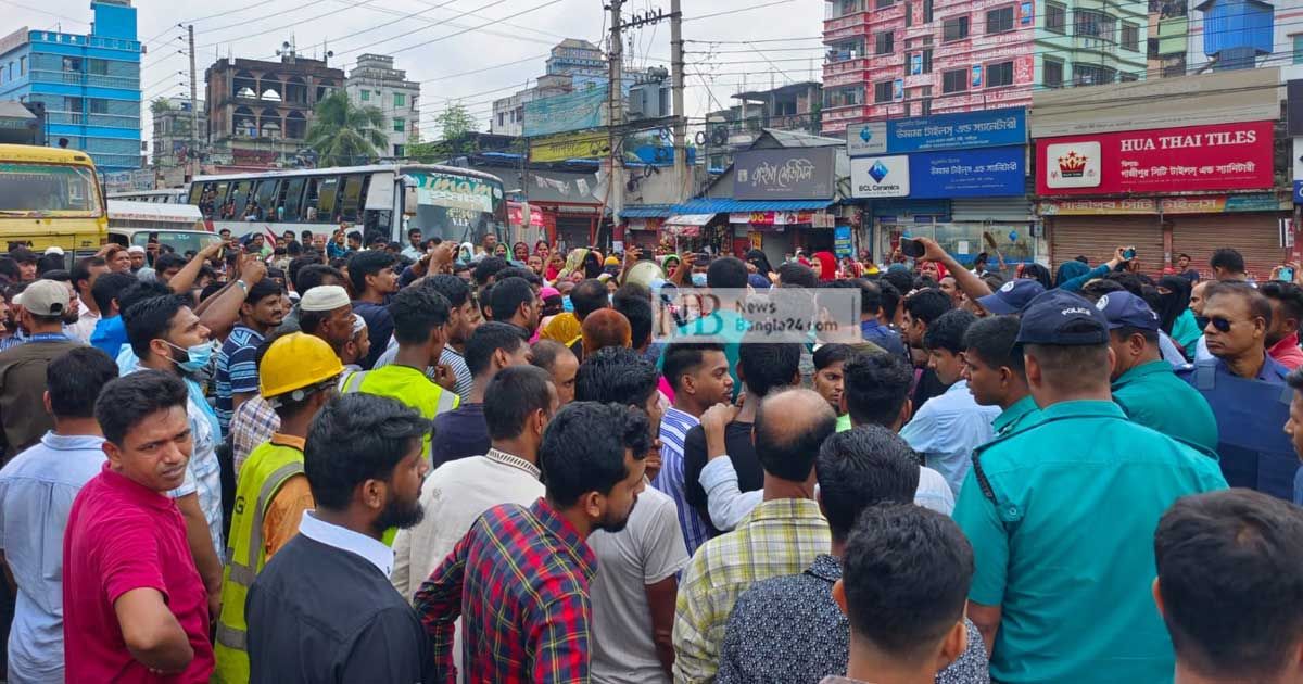 বেতন-বোনাসের দাবিতে টঙ্গীতে সড়ক অবরোধ পোশাকশ্রমিকদের
