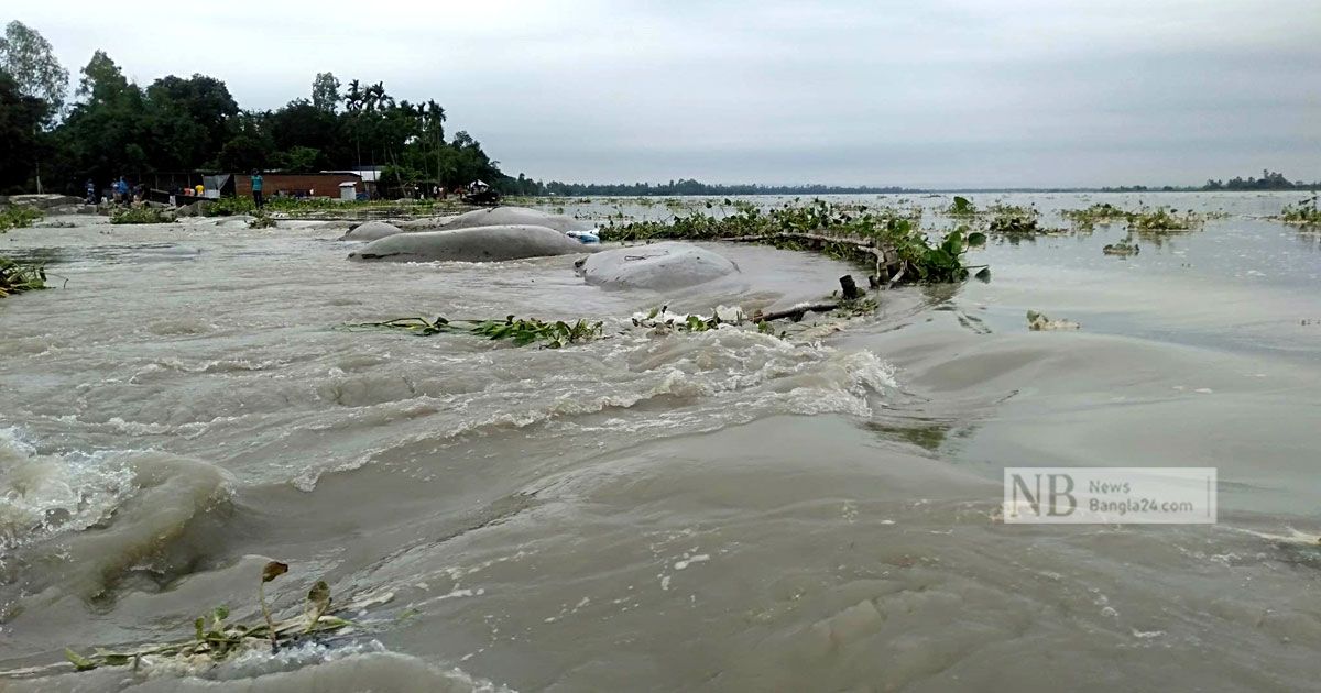 কুড়িগ্রামে দুধকুমারের বাঁধ ভেঙে ডুবছে গ্রামের পর গ্রাম