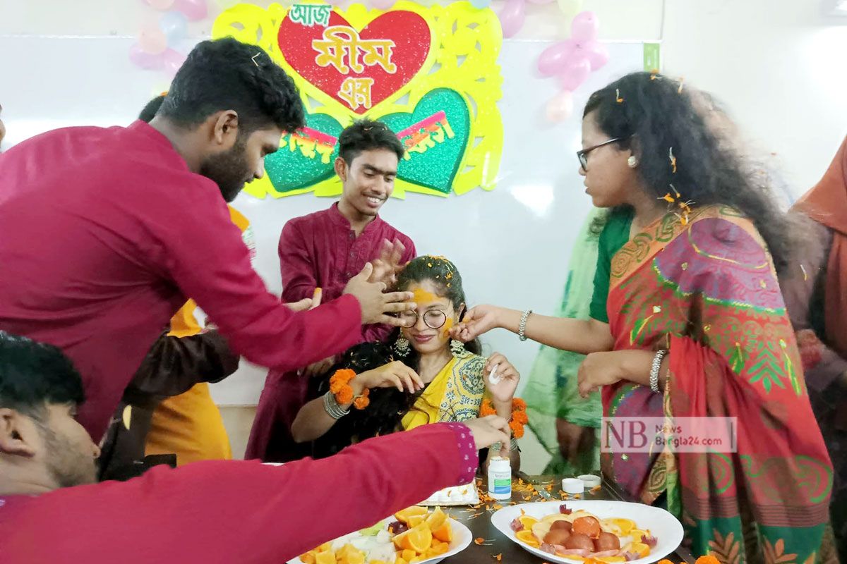 শ্রেণিকক্ষেই গায়ে হলুদ