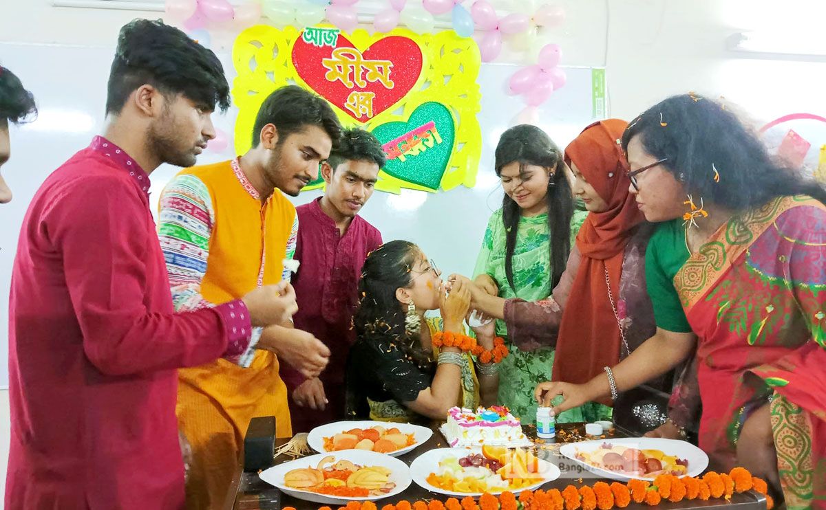শ্রেণিকক্ষেই গায়ে হলুদ