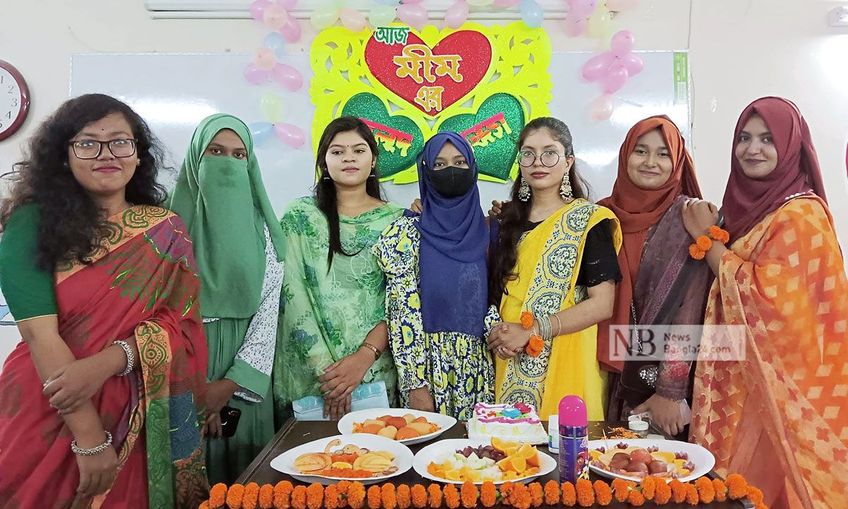 শ্রেণিকক্ষেই গায়ে হলুদ