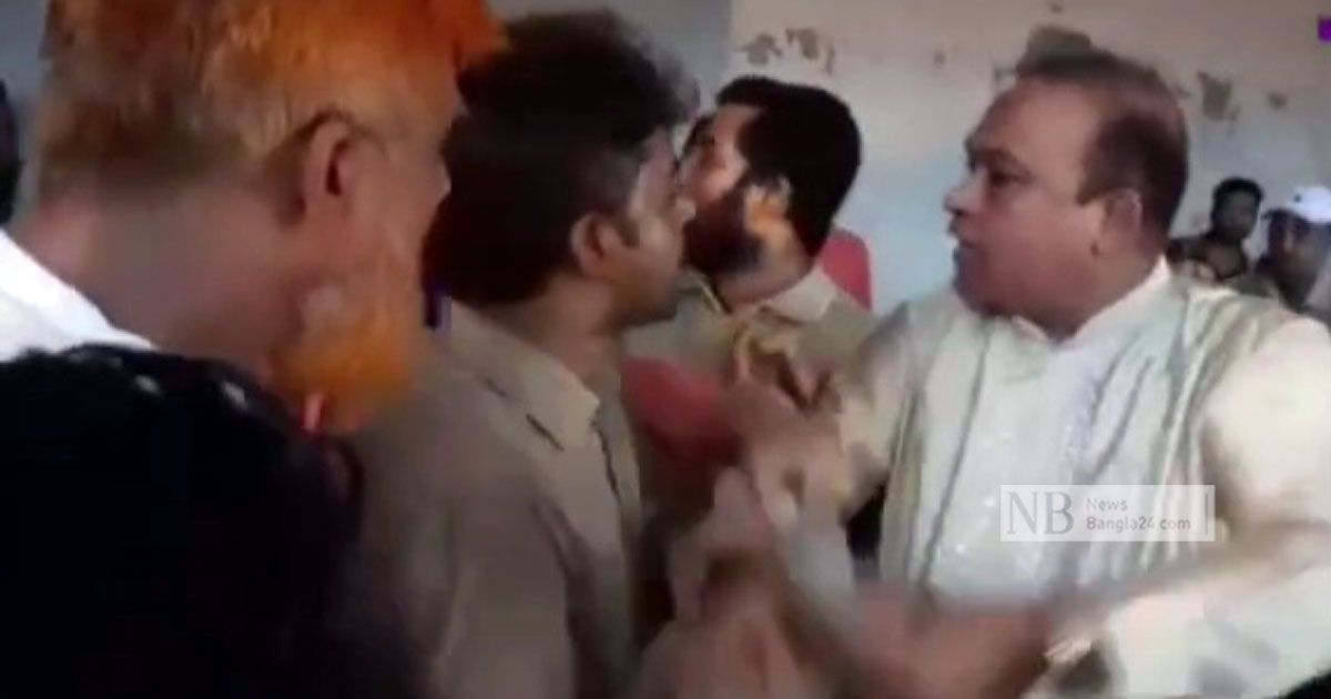 ব্যানারে-নাম-থাকা-নিয়ে-আলীগের-নেতা-কর্মীদের-হাতাহাতি