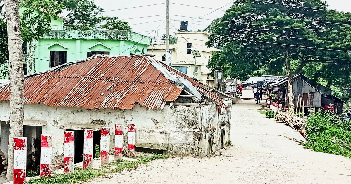 সড়কের মাঝ থেকে পরিত্যক্ত ভবনটি সরবে কবে?