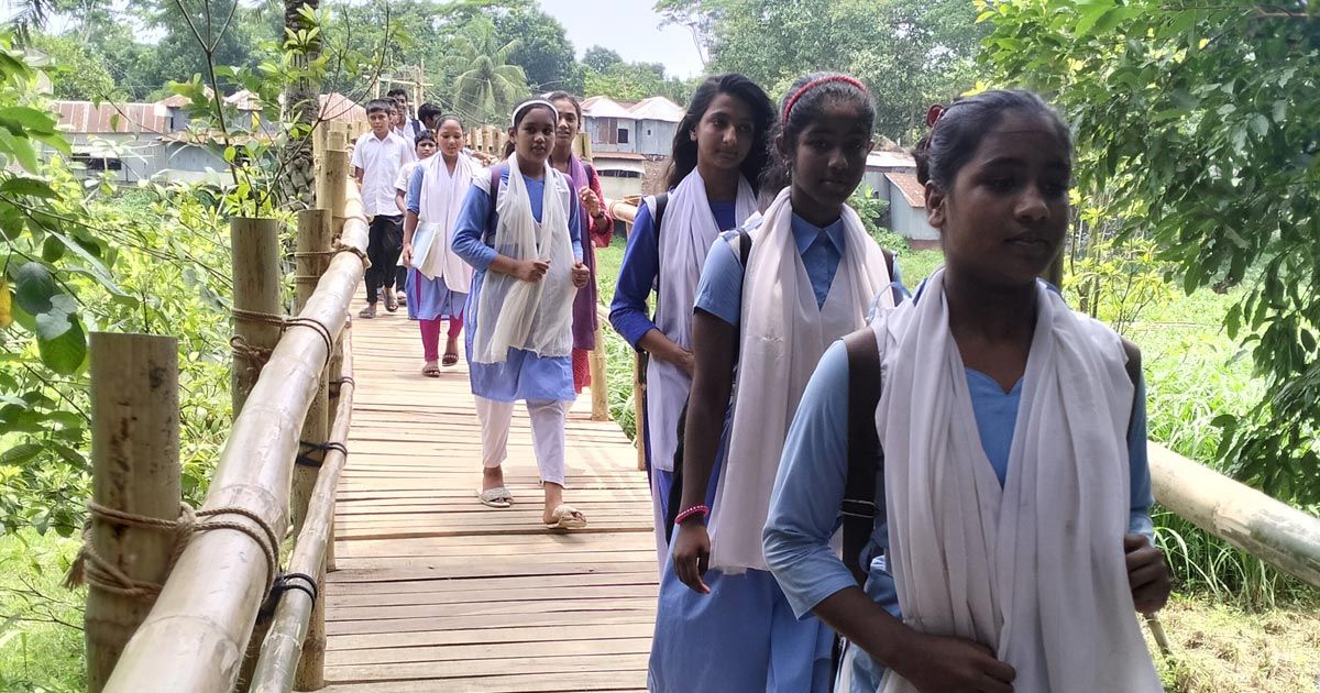এলাকাবাসীর-উদ্যোগে-কুমার-নদে
বাঁশ-কাঠের-সেতু