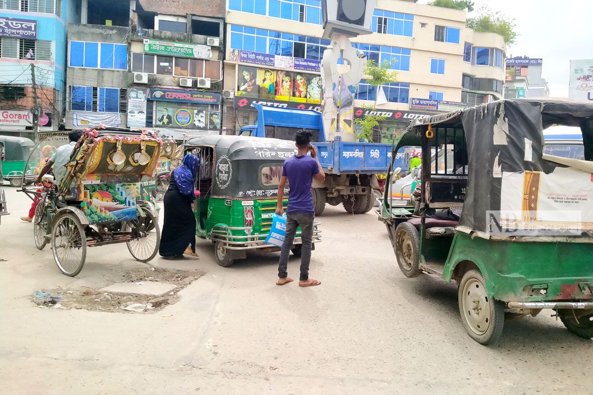তিন চাকার যানে ভাড়া নৈরাজ্য, চাঁদাবাজির দোহাই
