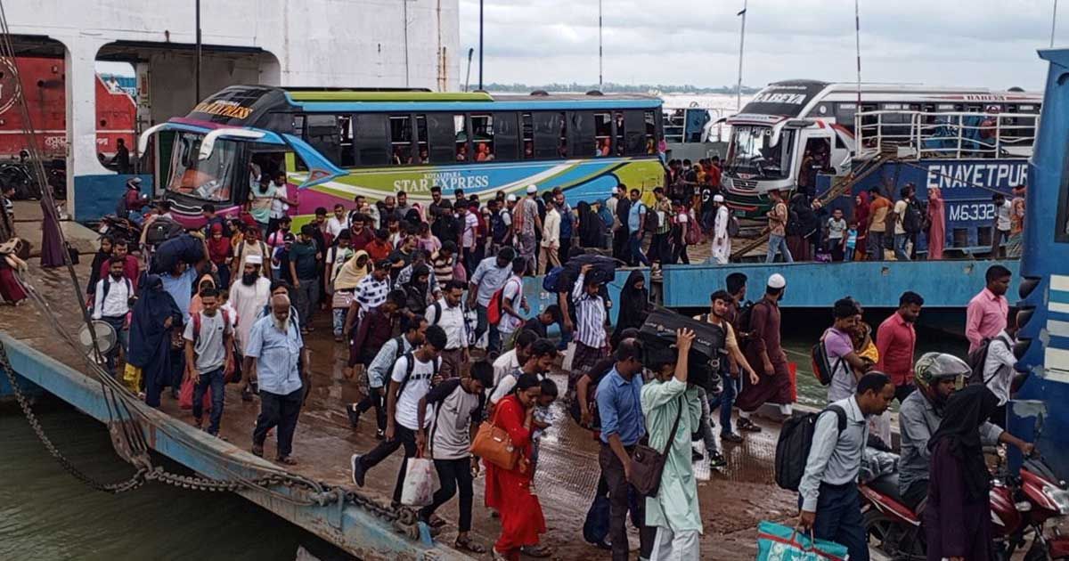 পাটুরিয়া-দৌলতদিয়ায় ঘরমুখো মানুষের ভিড় 