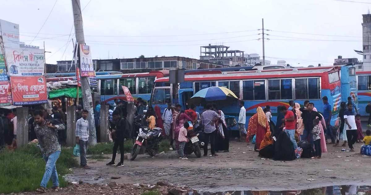 বৃষ্টি মাথায় নিয়ে ঢাকা চট্টগ্রাম ও সিলেটের পথে লাখো মানুষ