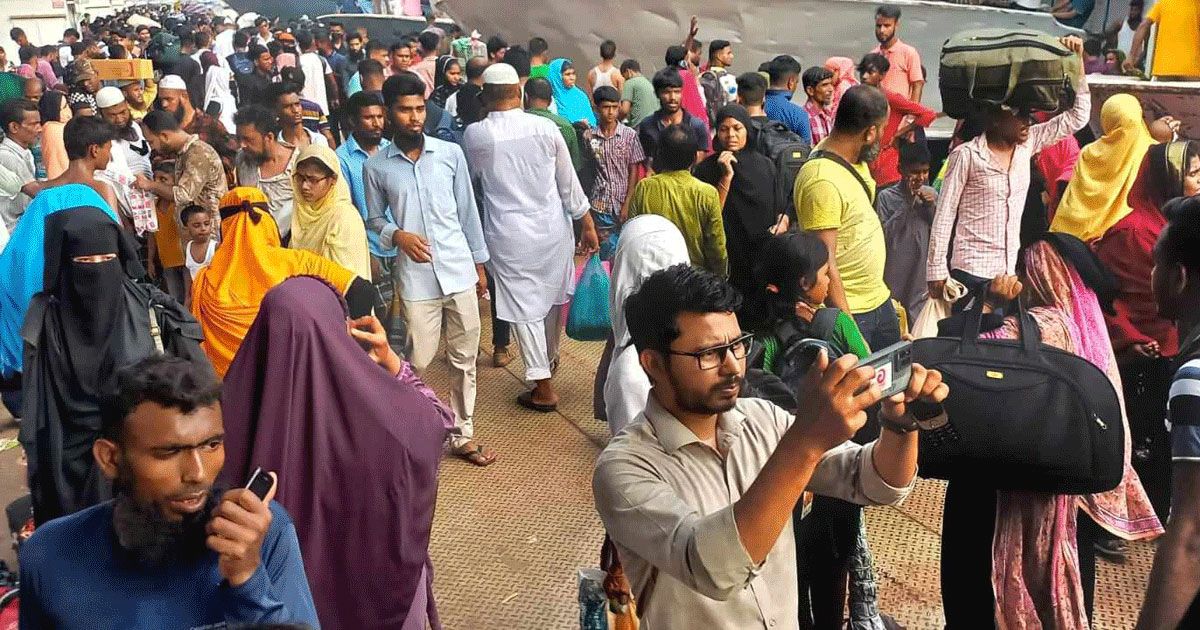 ঘরমুখো মানুষের ভিড়ে মুখরিত সদরঘাট