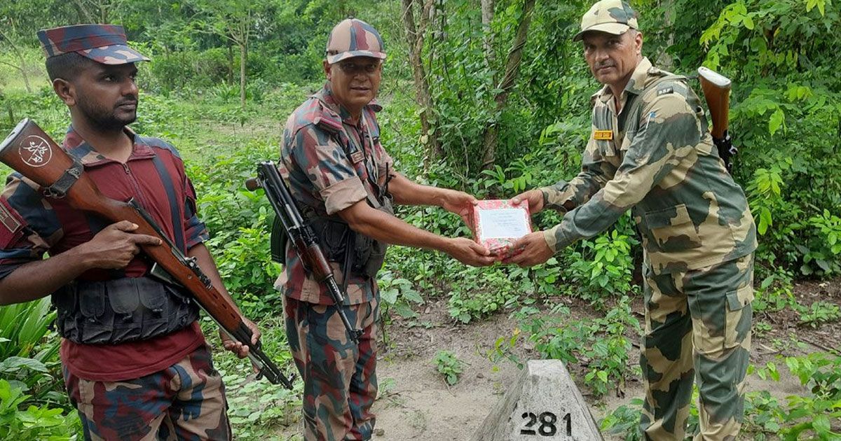 সীমান্তে বিজিবি-বিএসএফের ঈদ শুভেচ্ছা বিনিময় 