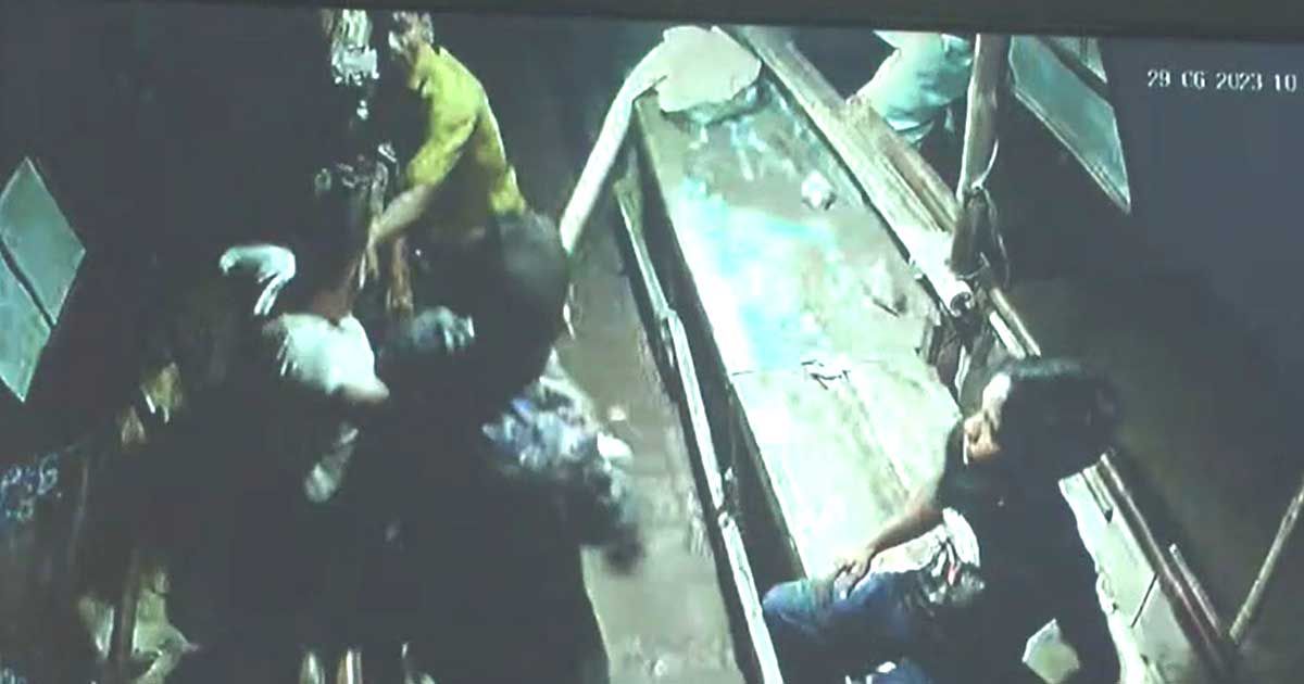 যুবলীগ-নেতার-খেয়াঘাটে-পুলিশের-ওপর-হামলা-পুলিশ-পেটাল-পথচারীদের