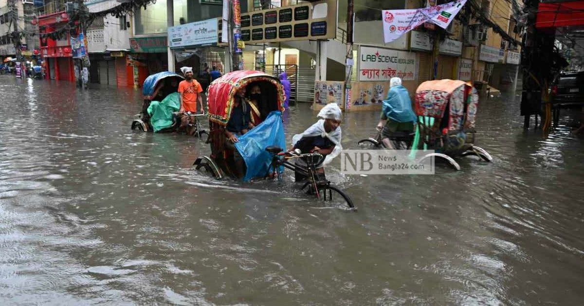 বৃষ্টিতে ডুবল রাজধানীর সড়ক, ঝুম বর্ষণ রোববারও
