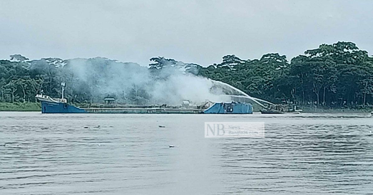 তেলবাহী জাহাজে বিস্ফোরণের পর আগুন, দগ্ধ ৪, নিখোঁজ ৭