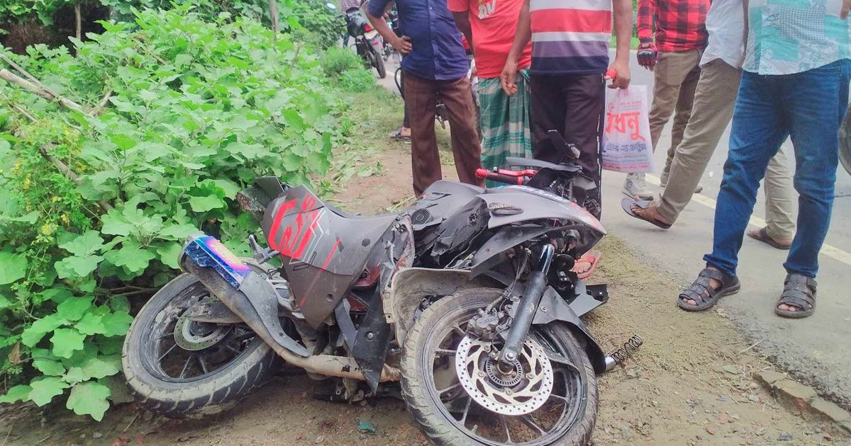 বাইকে-প্রাইভেটকারের-ধাক্কায়-প্রাণ-গেল-কলেজছাত্রের- 