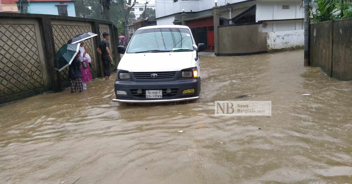 বৃষ্টিতে ডুবল সিলেট নগরের সড়ক, বন্যা আতঙ্ক