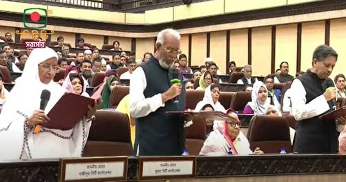 তিন-সিটিতে-নির্বাচিত-মেয়রকে-শপথ-পড়ালেন-প্রধানমন্ত্রী