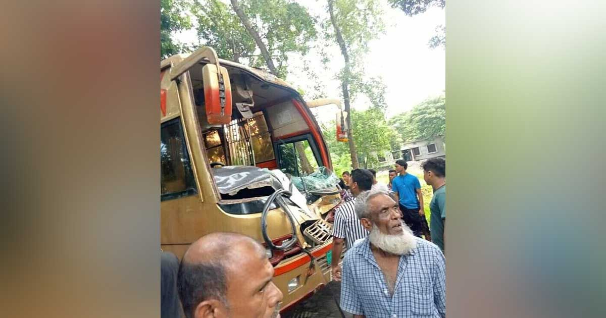 মাদারীপুরে-তিন-গাড়ির-সংঘর্ষে-অন্তত-১৫-জন-আহত- 