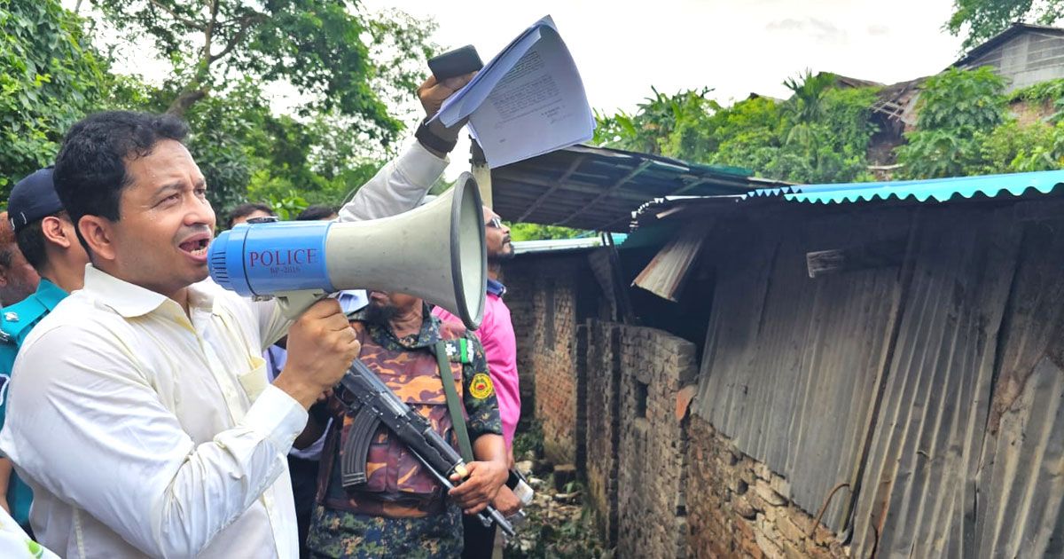 চট্টগ্রামে পাহাড়ের অবৈধ পাঁচশ’ স্থাপনা উচ্ছেদ