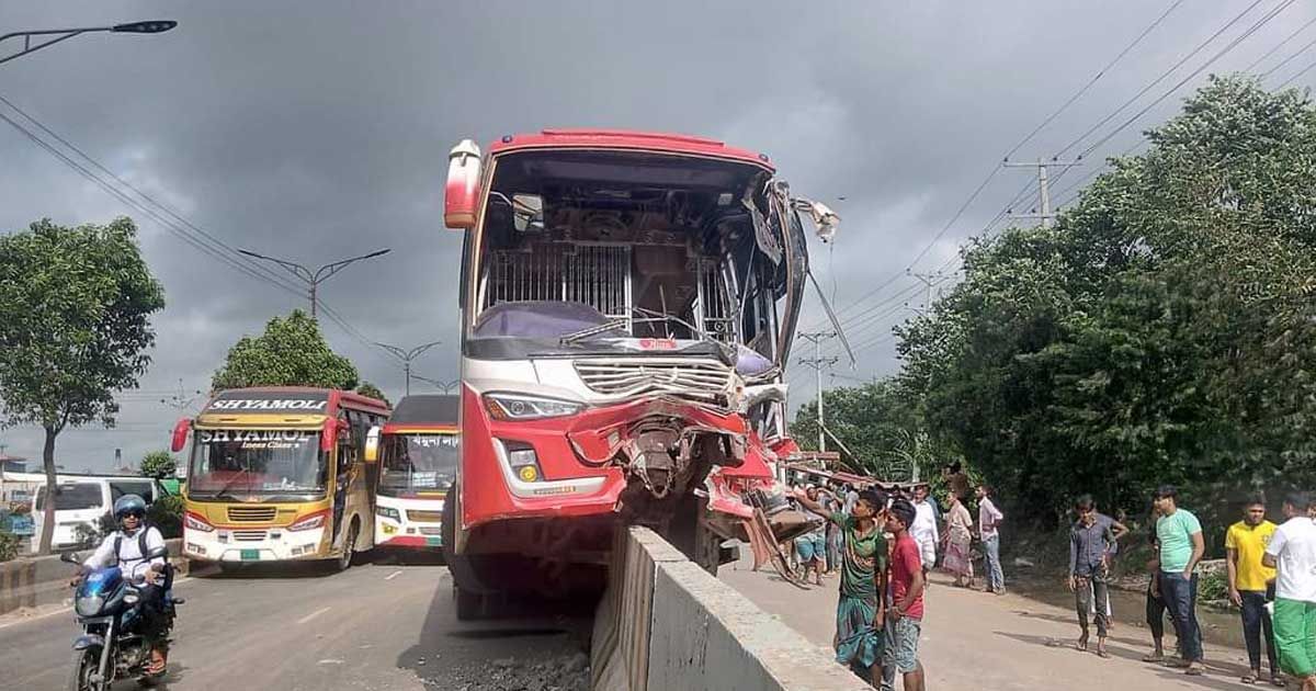 থেমে থাকা বাসে আরেক বাসের ধাক্কায় পথচারী নিহত