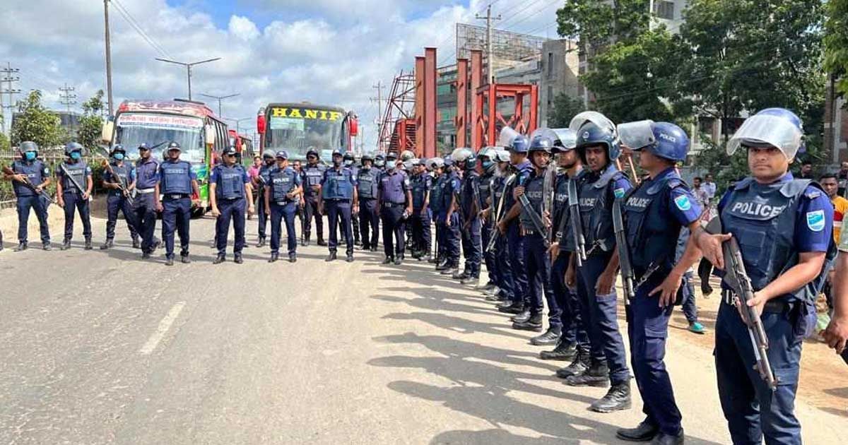 ঢাকার-পথে-সাভারে-পুলিশি-তল্লাশি-সড়কে-কমেছে-গণপরিবহন-