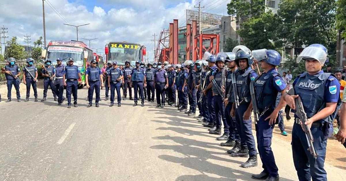 ঢাকার পথে সাভারে পুলিশি তল্লাশি, সড়কে কমেছে গণপরিবহন 