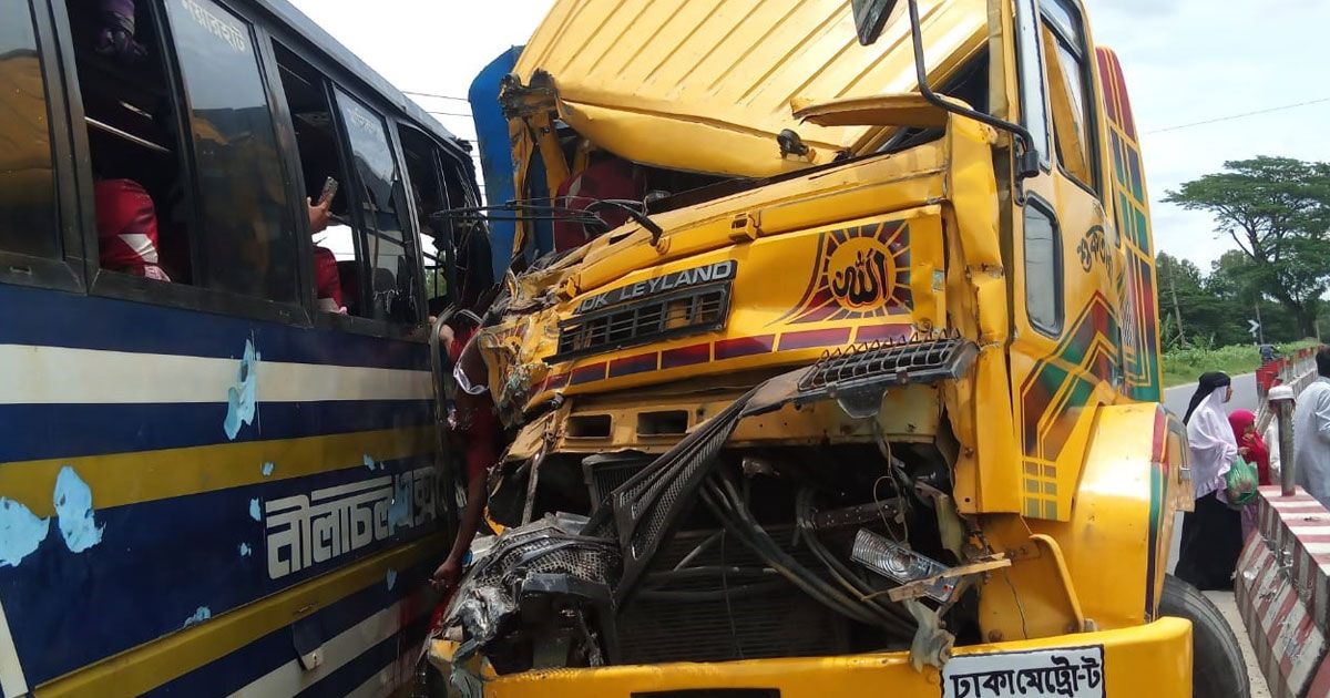 মানিকগঞ্জে-বাস-ট্রাকের-সংঘর্ষে-নিহত-১-আহত-১০