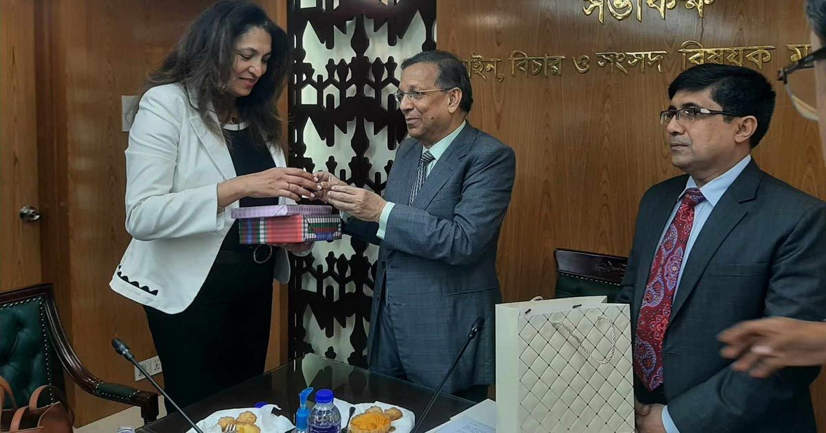 উজরা জেয়াকে নৌকা উপহার আইনমন্ত্রীর 