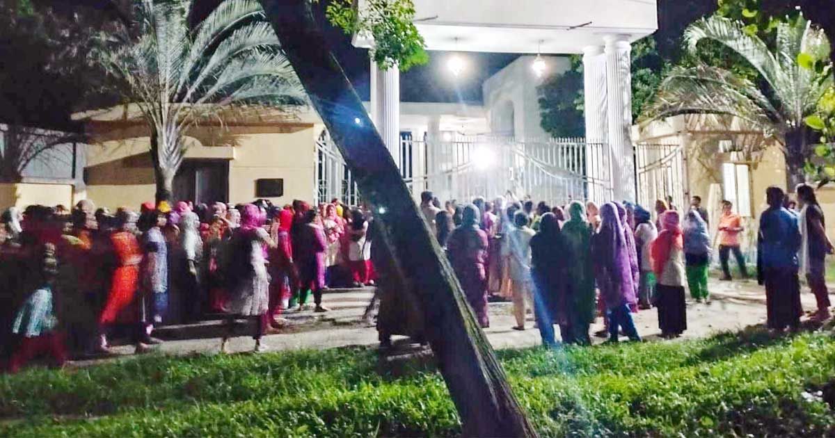 ১০-দাবি-মানার-আশ্বাসে-হাবিপ্রবির-উপাচার্যের-বাসভবনের-সামনে-থেকে-সরলেন-শিক্ষার্থীরা-  