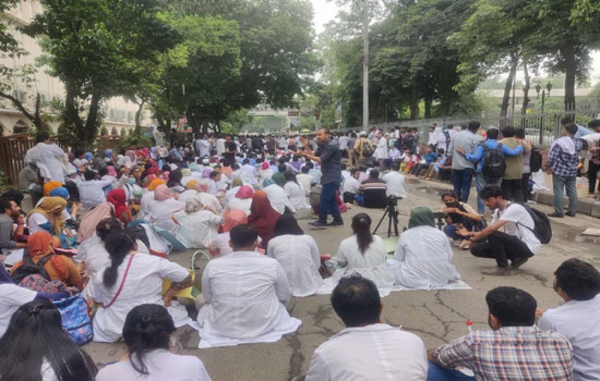 ৫০-হাজার-টাকা-ভাতা-চান-শিক্ষানবিশ-চিকিৎসকরা-সড়কে-অবস্থান