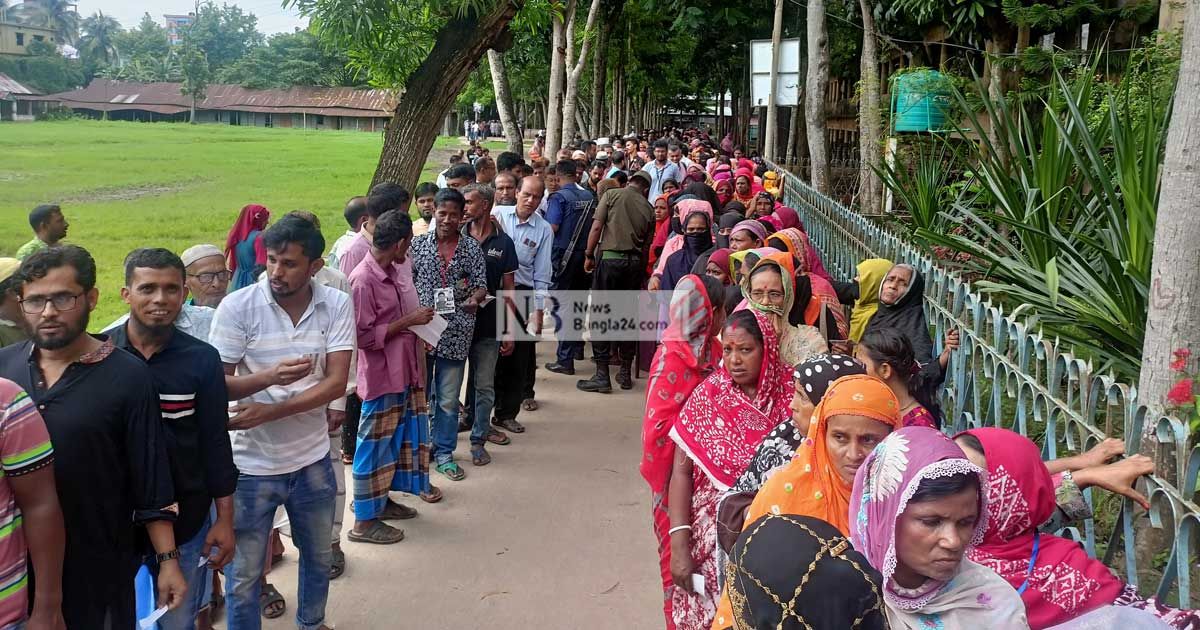 দেবিদ্বার পৌরসভায় প্রথম নির্বাচন, নজর কাড়ছেন নারী ভোটাররা